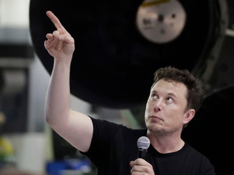 Elon Musk dice que SpaceX podria aterrizar en la luna