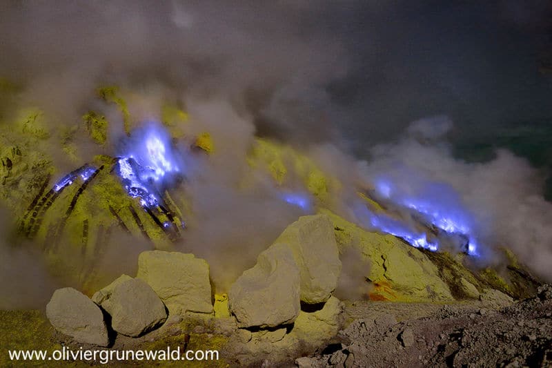1683234319 134 espectaculares flujos de lava azul en este volcan de indonesia