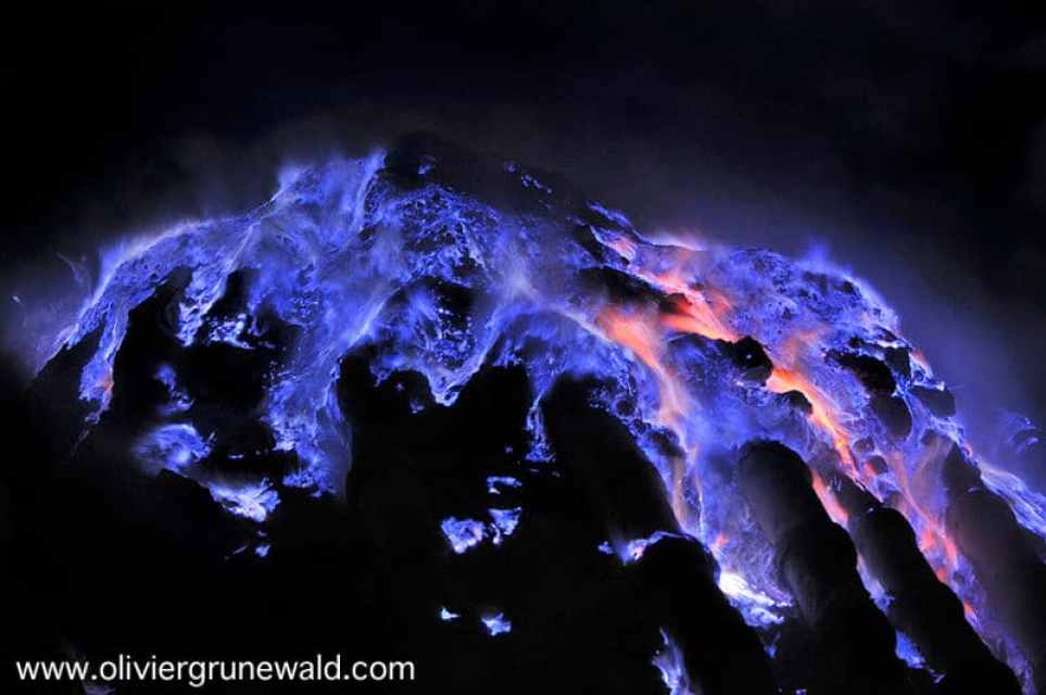1683234319 289 espectaculares flujos de lava azul en este volcan de indonesia