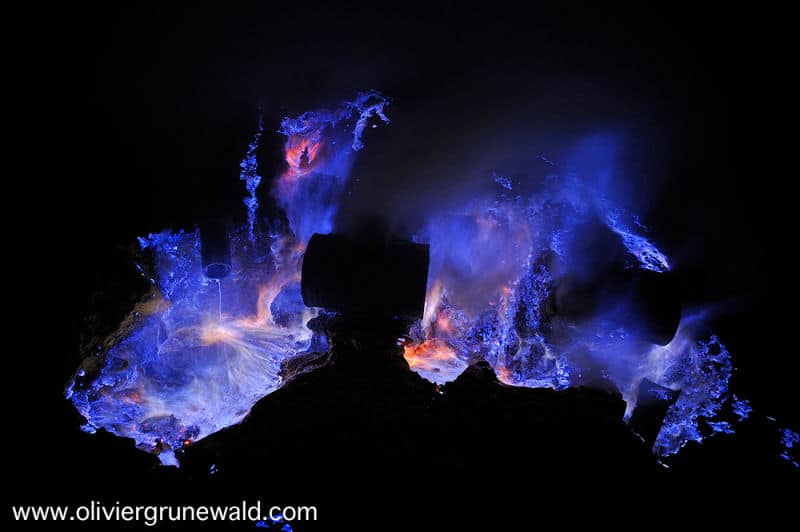 1683234319 439 espectaculares flujos de lava azul en este volcan de indonesia