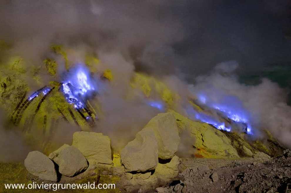 1683234319 871 espectaculares flujos de lava azul en este volcan de indonesia