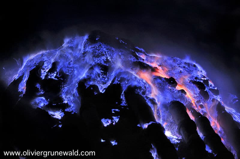 1683234319 9 espectaculares flujos de lava azul en este volcan de indonesia