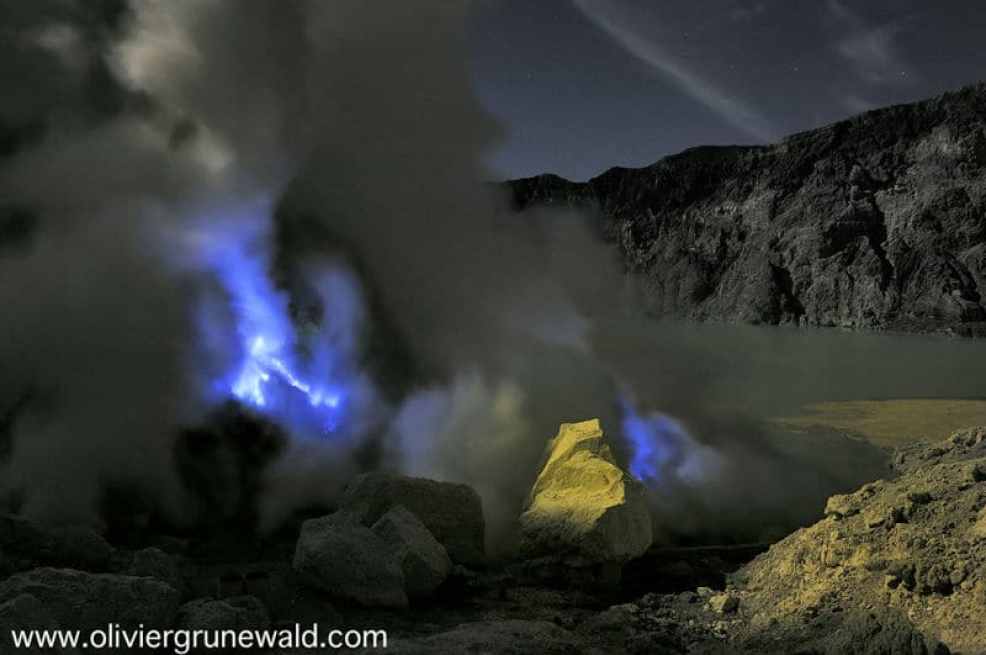 1683234320 41 espectaculares flujos de lava azul en este volcan de indonesia
