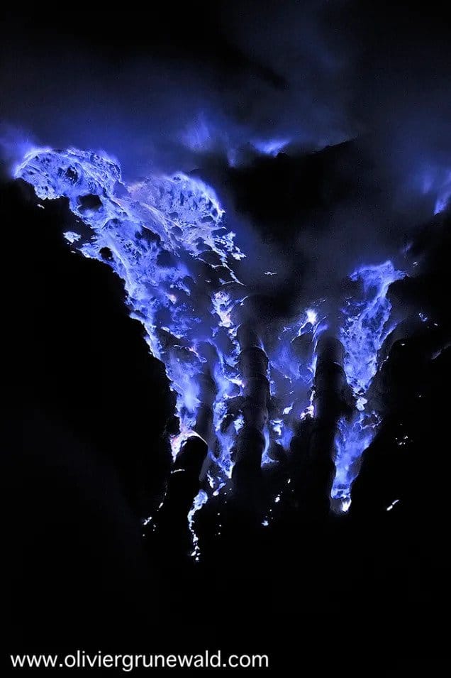 1683234320 461 espectaculares flujos de lava azul en este volcan de indonesia
