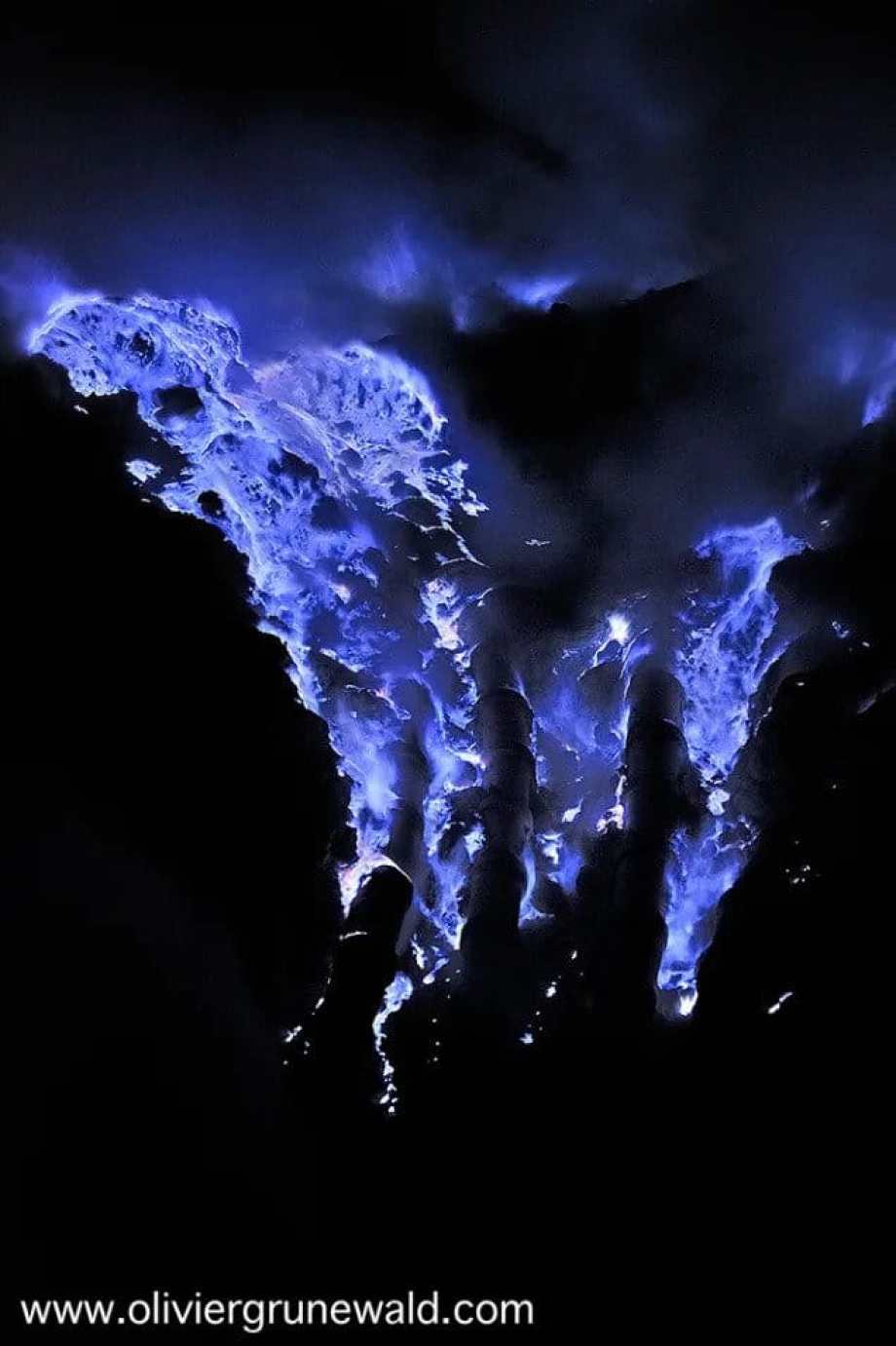 1683234320 984 espectaculares flujos de lava azul en este volcan de indonesia