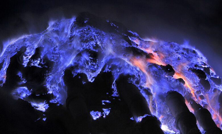 1683234320 espectaculares flujos de lava azul en este volcan de indonesia