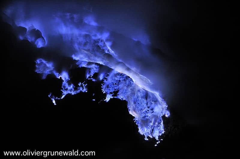Espectaculares flujos de lava azul en este volcan de indonesia