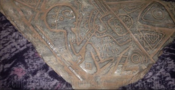 Misteriosos artefactos grabados con alienigenas y naves espaciales encontrados en