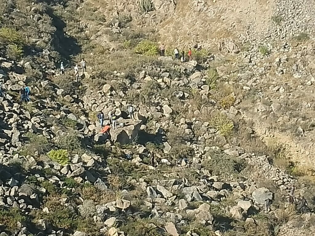 Minivan que viajaba de Espinar a Arequipa se estrelló contra quebrada dejando 6 muertos y 9 heridos - EPA Noticias 5 1686607858 327 minivan que viajaba de espinar a arequipa se estrello contra