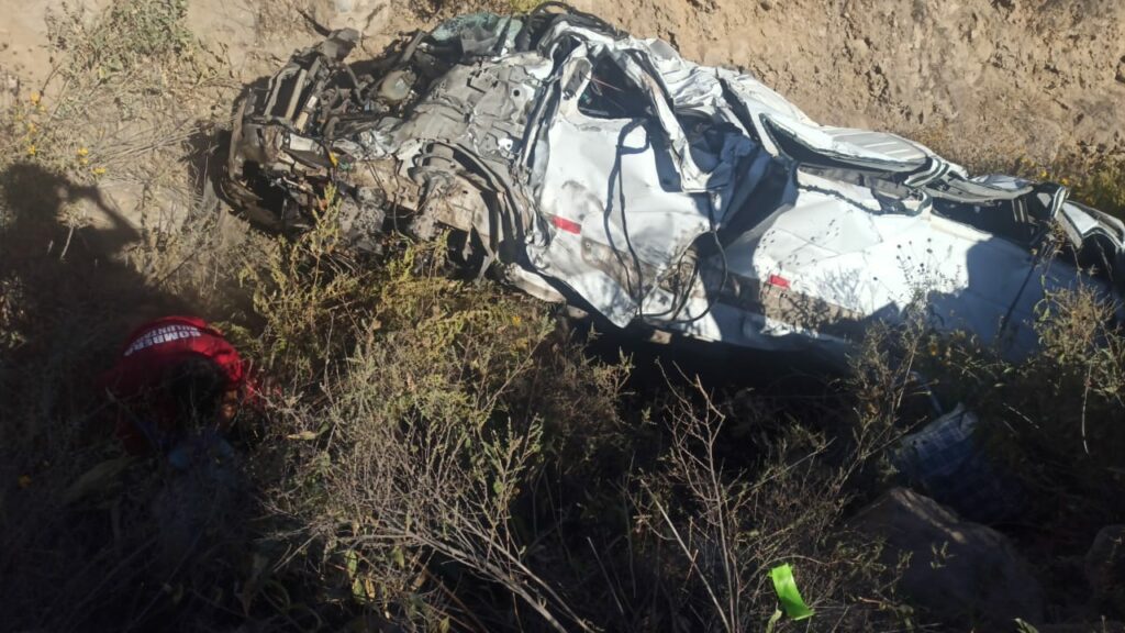 Minivan que viajaba de Espinar a Arequipa se estrelló contra quebrada dejando 6 muertos y 9 heridos - EPA Noticias 3 1686607858 573 minivan que viajaba de espinar a arequipa se estrello contra