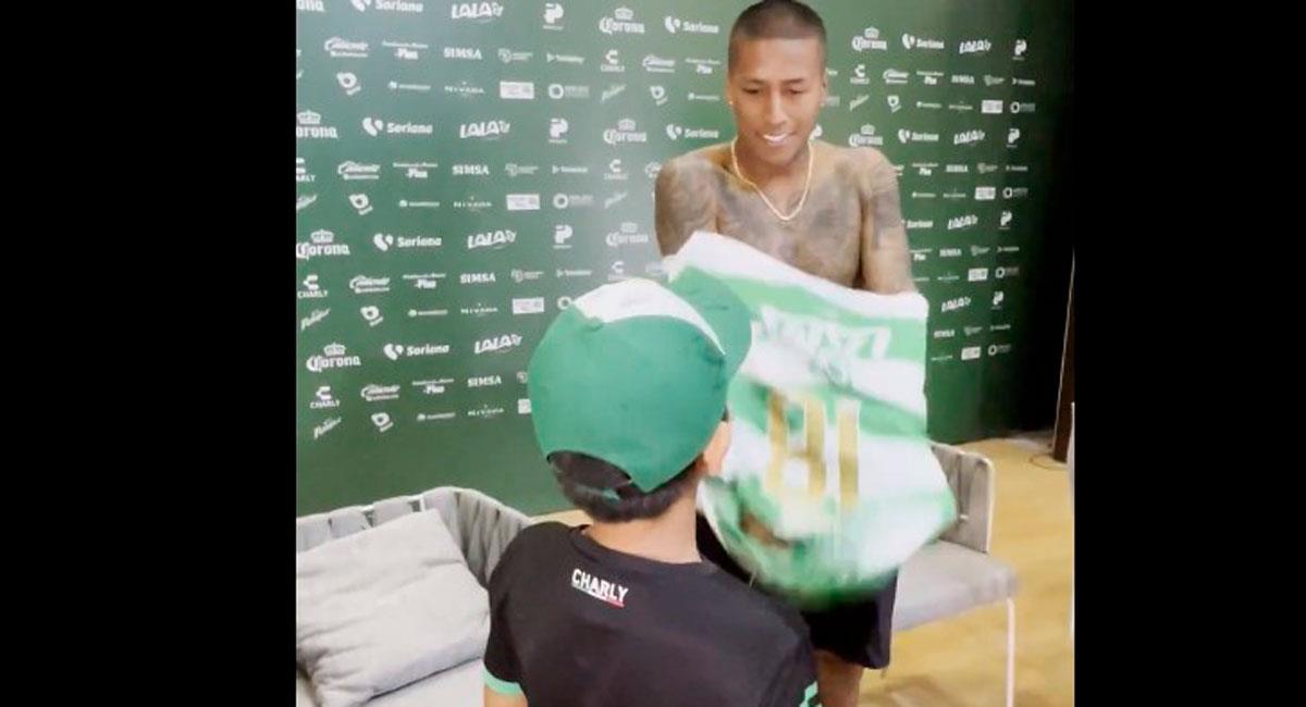 Pedro Aquino regaló su camiseta en su presentación con Santos Laguna 1 1688170048 Pedro Aquino regalo su camiseta en su presentacion con Santos