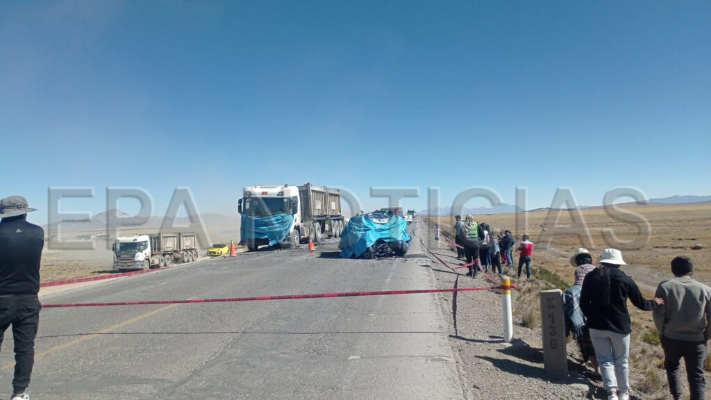 Conductor y sus 4 pasajeros fallecen en choque contra camion