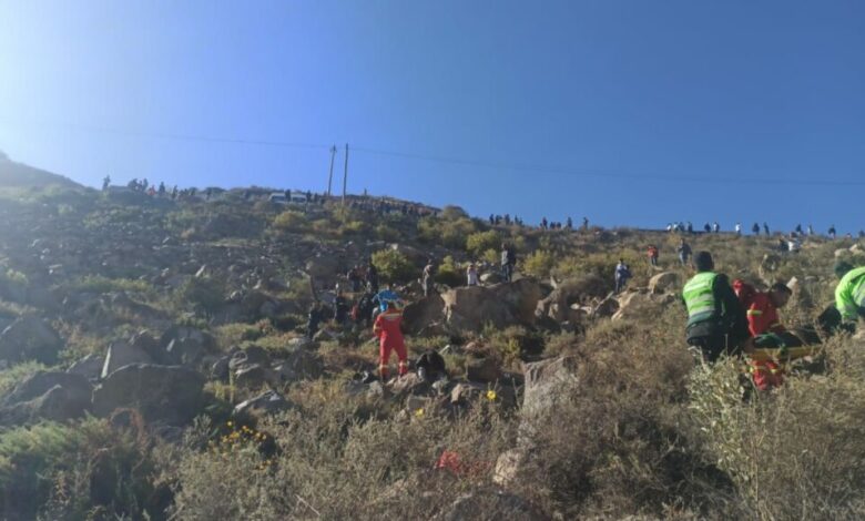 Minivan que viajaba de Espinar a Arequipa se estrelló contra quebrada dejando 6 muertos y 9 heridos - EPA Noticias 1 Minivan que viajaba de espinar a arequipa se estrello contra
