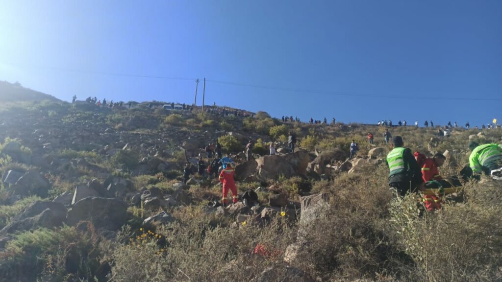 Minivan que viajaba de Espinar a Arequipa se estrelló contra quebrada dejando 6 muertos y 9 heridos - EPA Noticias 2 Minivan que viajaba de espinar a arequipa se estrello contra